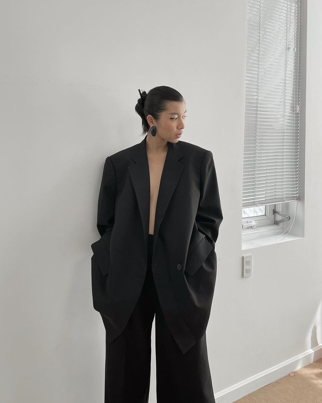 clean girl với áo blazer nâng tầm khí chất